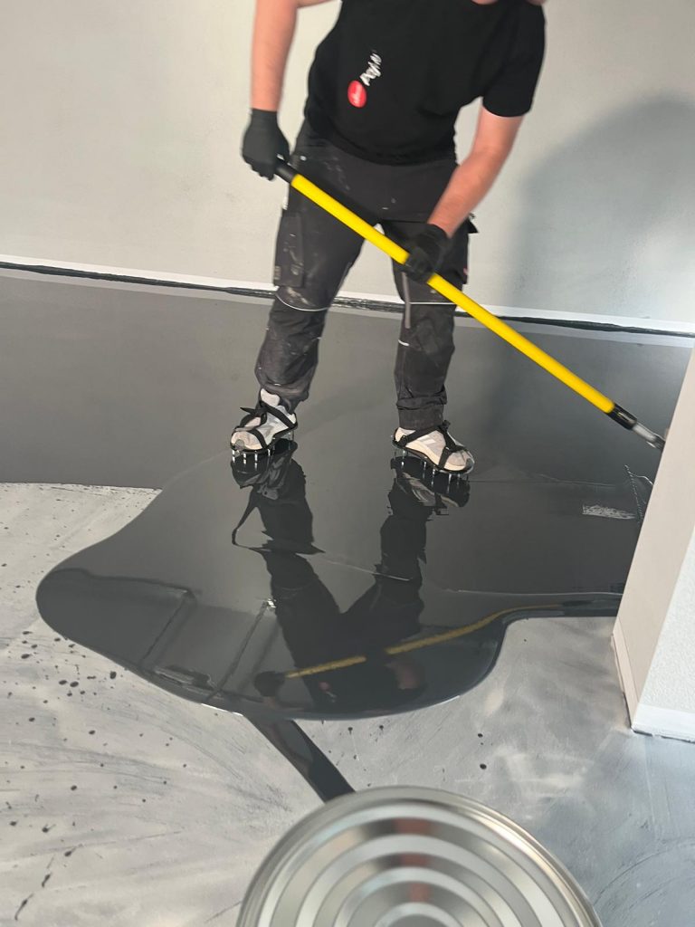 Auftragen einer Epoxidharzbeschichtung