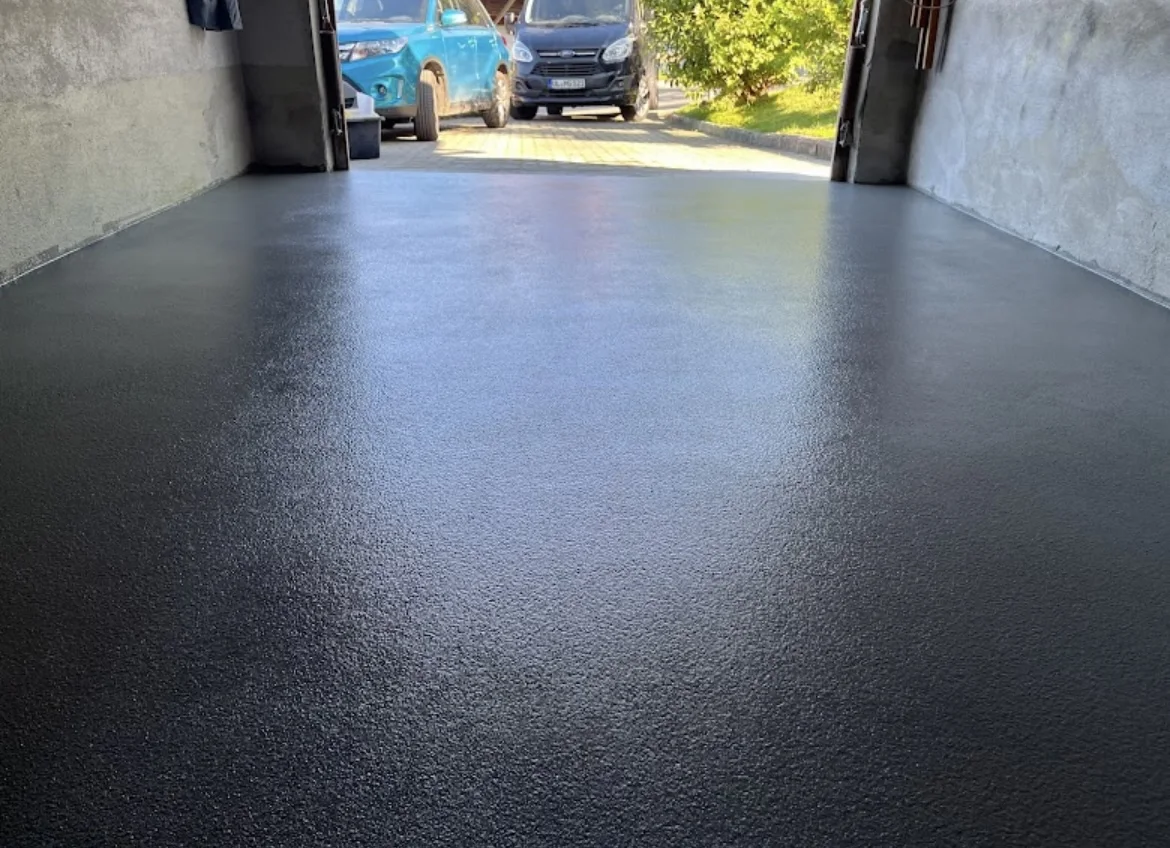 Fertig beschichtete Garagenfläche mit Zufahrt