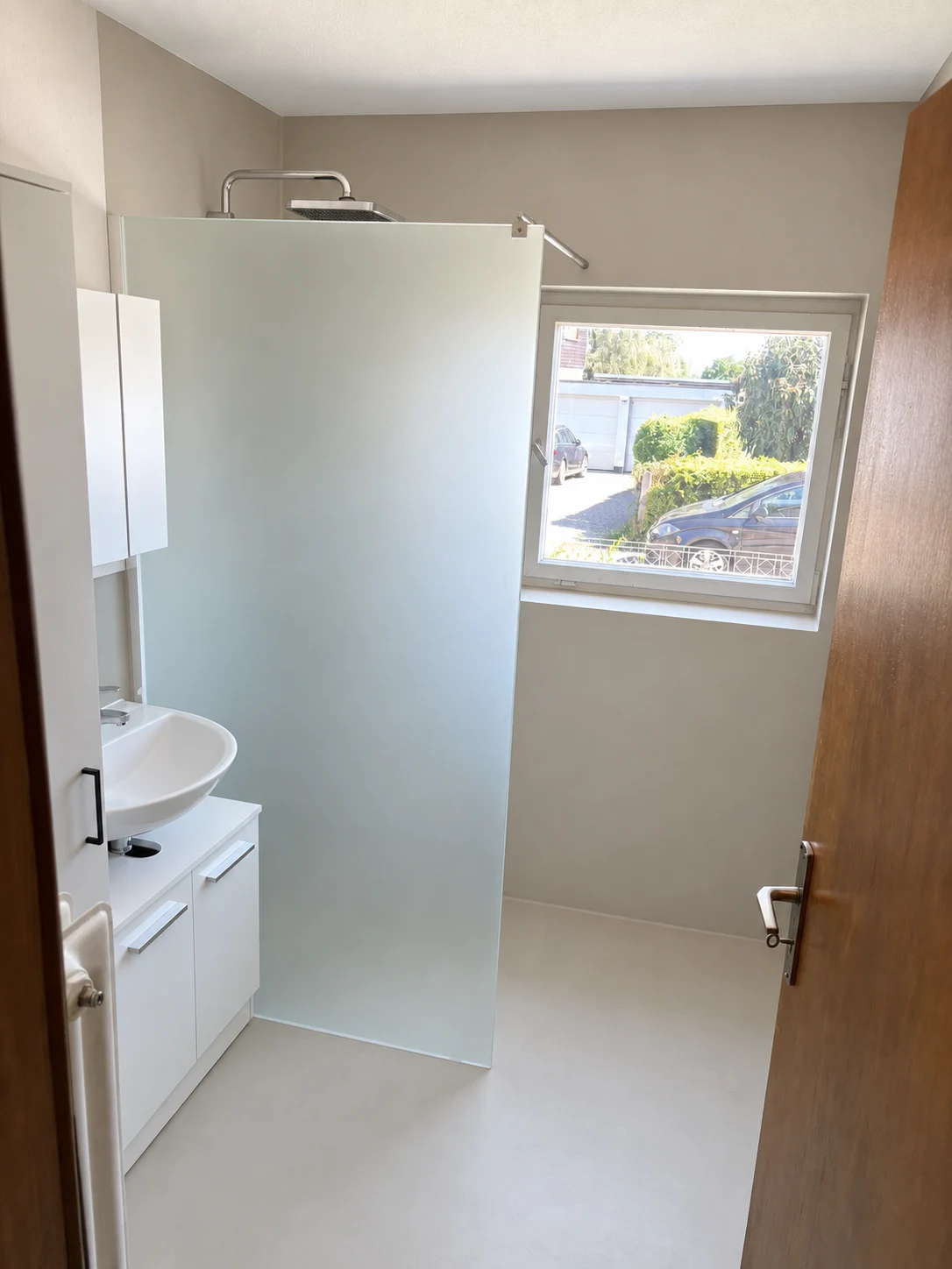 Fugenlos beschichteter Boden und Wandflächen in einer Dusche