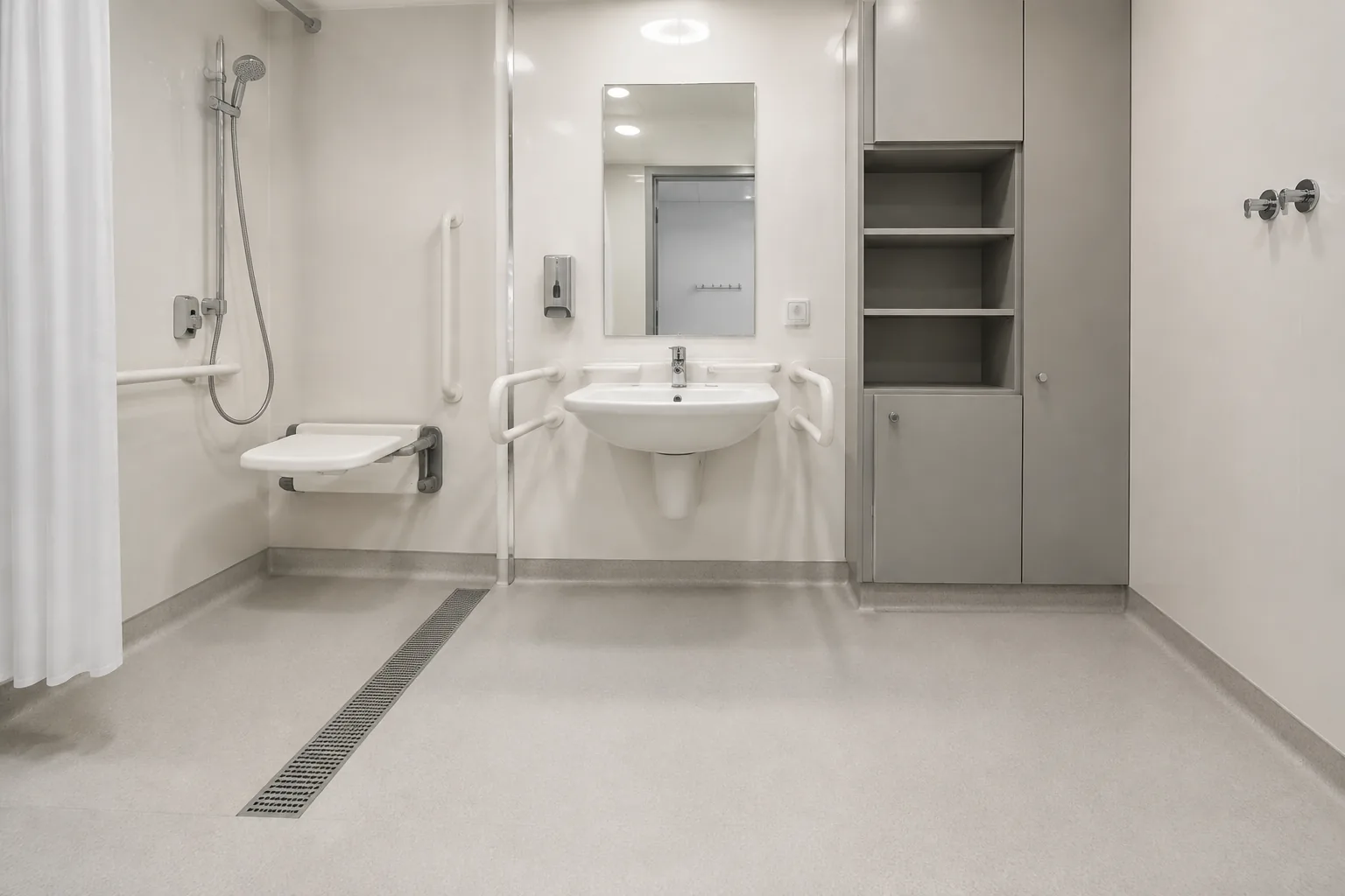Barrierearmer Sanitärraum mit Haltegriffen, Ablauf und rutschhemmendem Boden