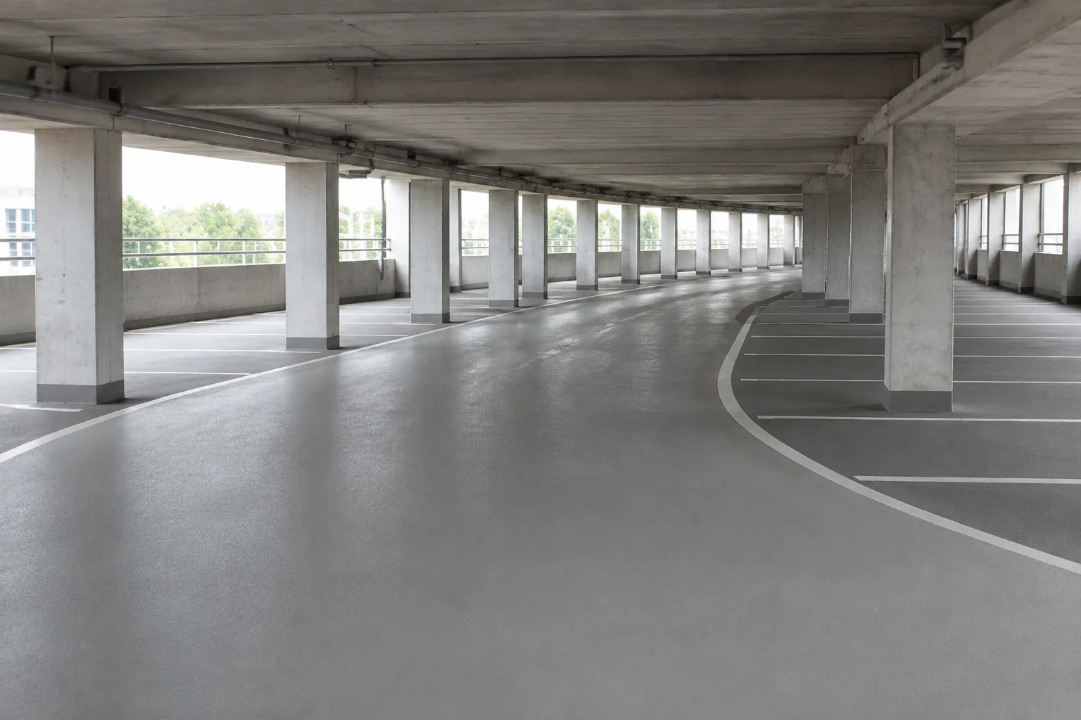 Offenes Parkdeck mit Stellplätzen und beschichteter Fahrspur