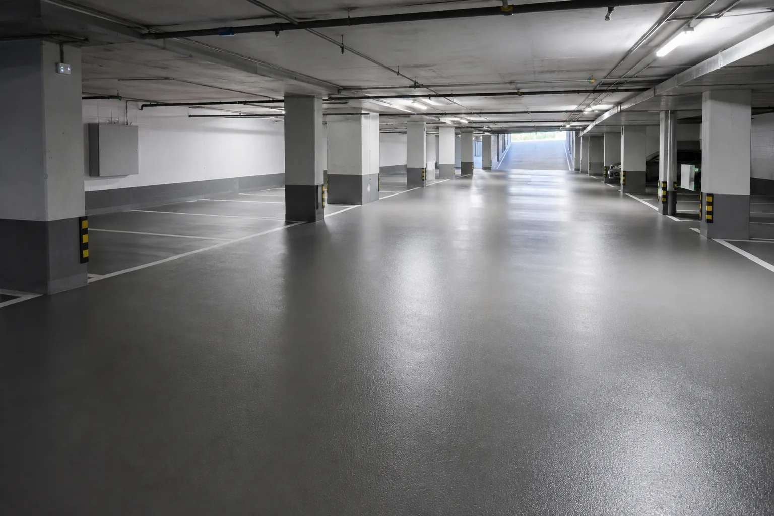 Tiefgarage mit markierten Stellplätzen und nahtlos beschichtetem Fahrbereich