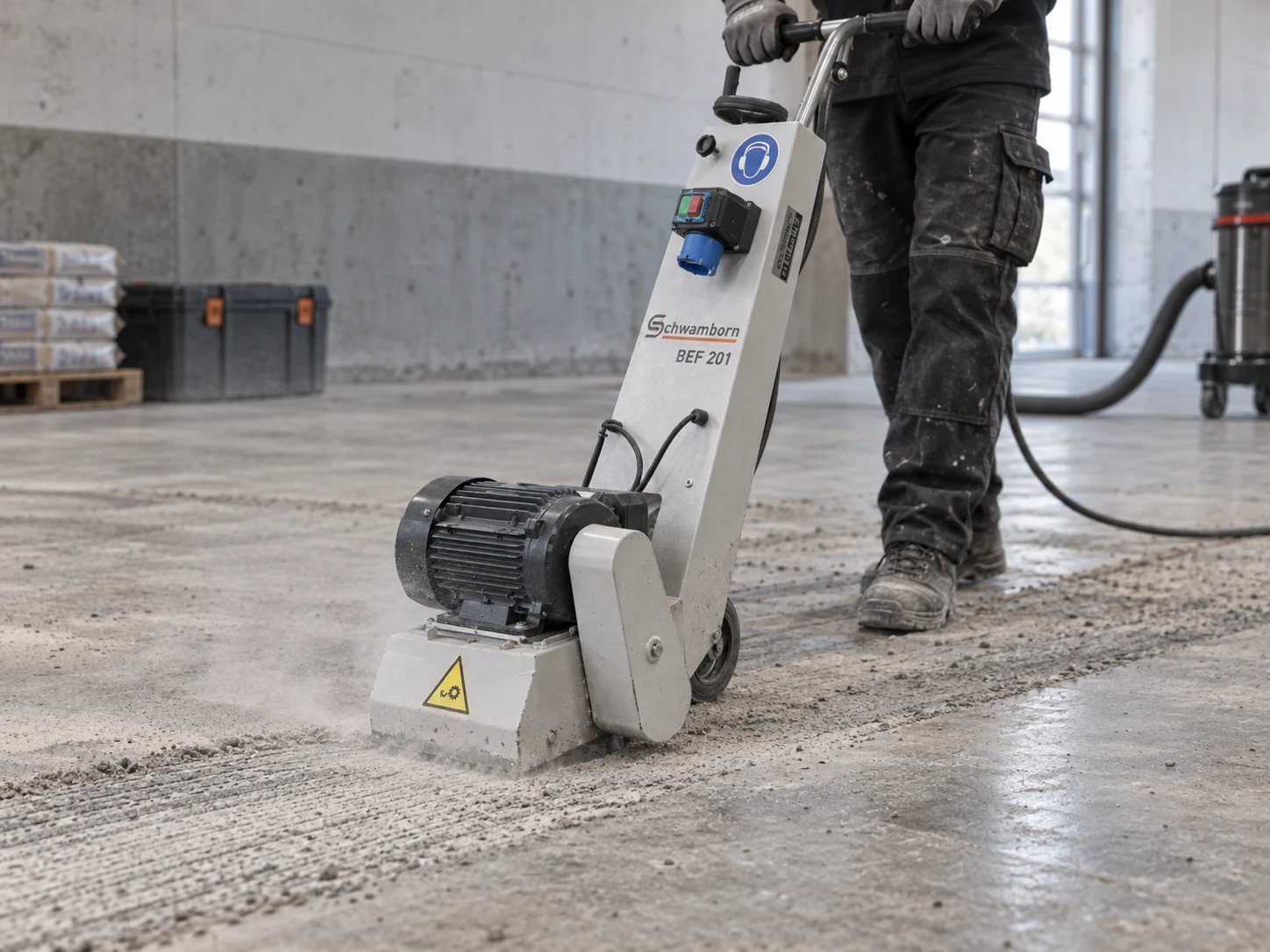Bodenfräse mit angeschlossener Absaugung bei der mechanischen Vorbereitung eines Betonbodens